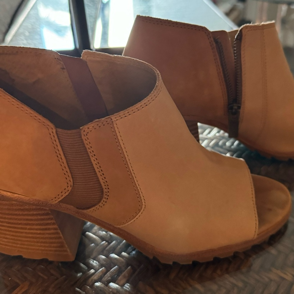 Now Available! Sorel womens size 9 Shoe. 3” Block heel. Two-toned leather.